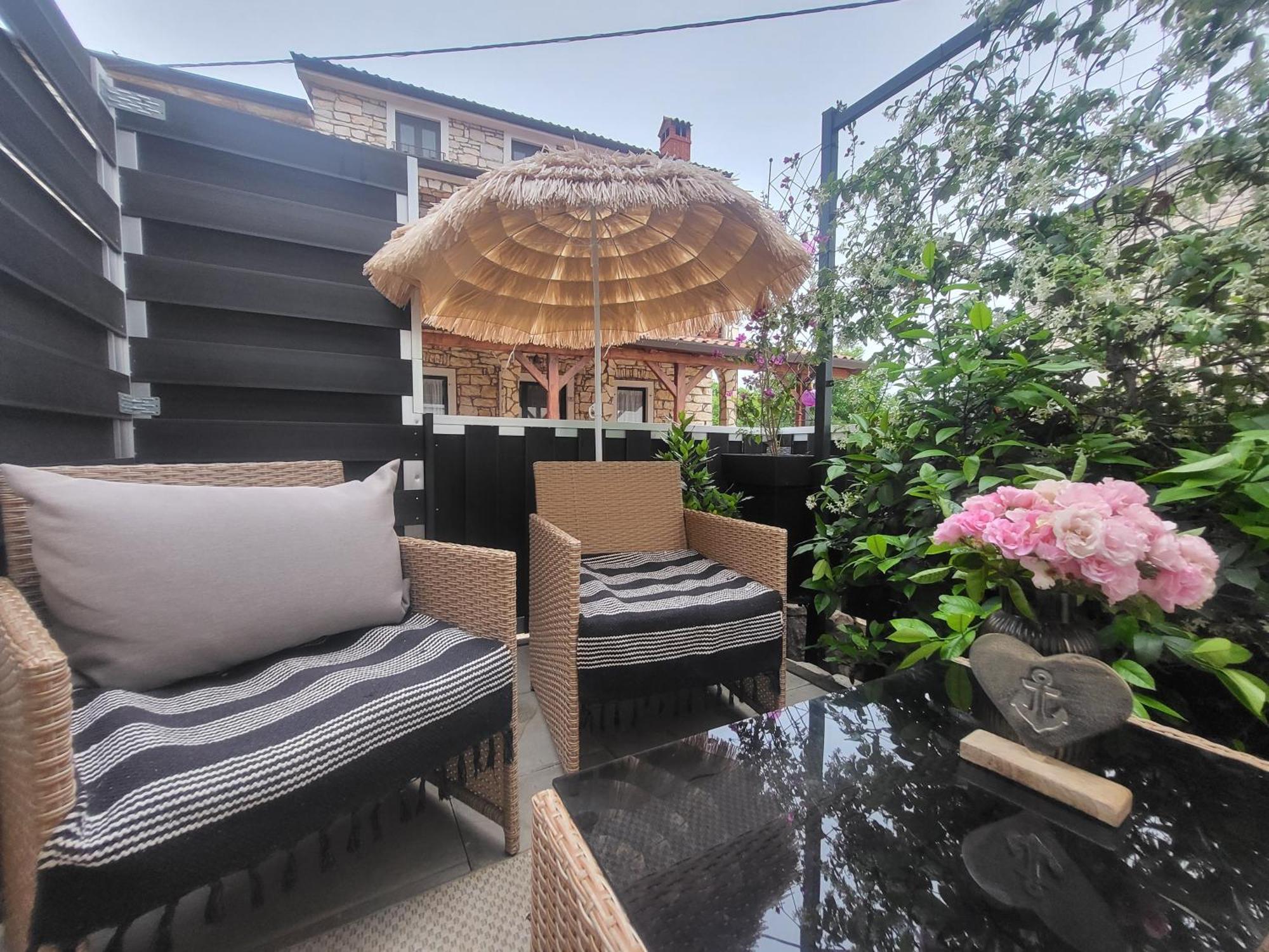 Villa Amore Radini Istrian Romantic Studio With Private Parking And Terrace Brtonigla Exterior photo
